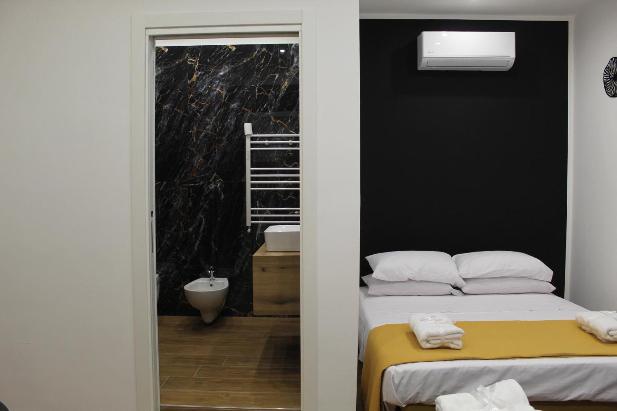 Blackwoody Contemporary Rooms - Napoli Centro Storico Eksteriør bilde